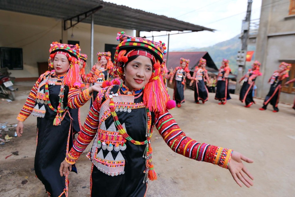 Điệu múa uyển chuyển mềm mại của phụ nữ dân tộc Hà Nhì phản ảnh về các hoạt động lao động sản xuất như hái lượm, hái quả. Ảnh: Quý Trung – TTXVN