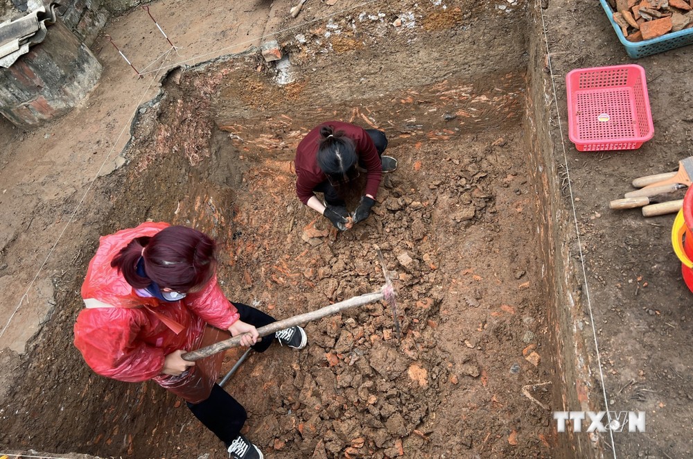 Quá trình khai quật hố 2 tại di tích Thành Quèn, huyện Quốc Oai (Hà Nội). Ảnh: TTXVN phát
