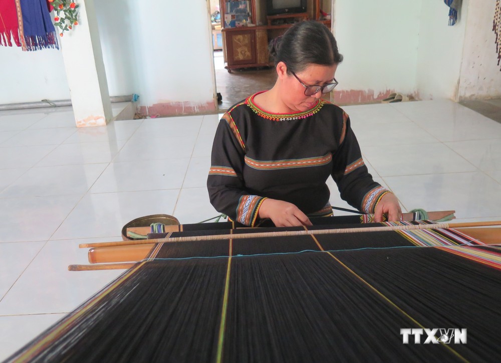 Nghệ nhân Y Thúy, thôn Đak KRăk, xã Hòa Bình, thành phố Kon Tum là một trong những nghệ nhân dệt thổ cẩm “gạo cội” tại Kon Tum. Ảnh: Dư Toán – TTXVN