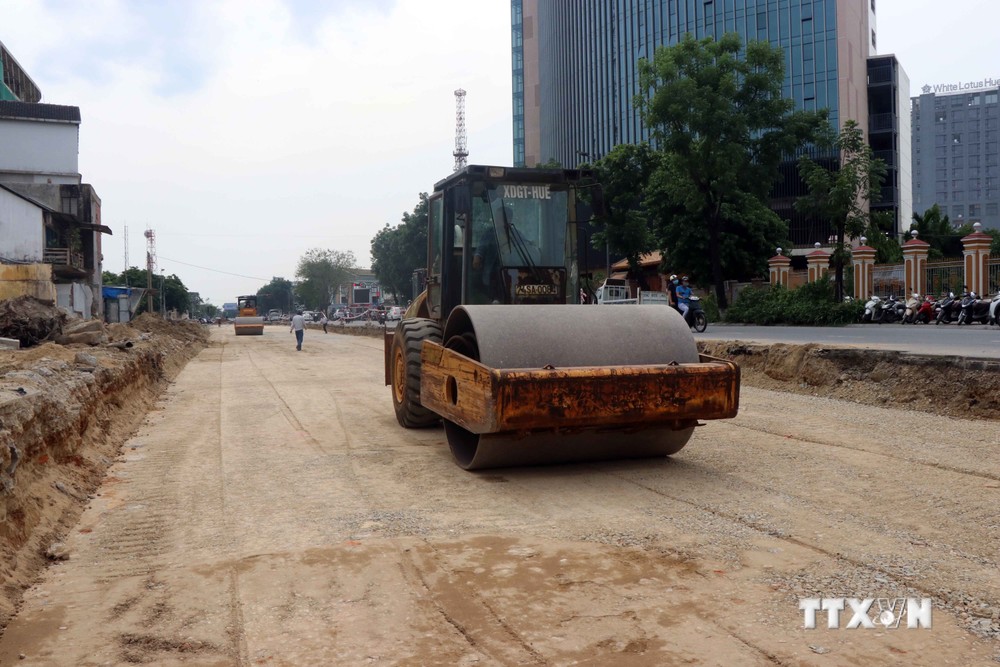 Dự án nâng cấp, mở rộng đường Hà Nội ở trung tâm thành phố Huế . Ảnh: Đỗ Trưởng - TTXVN
