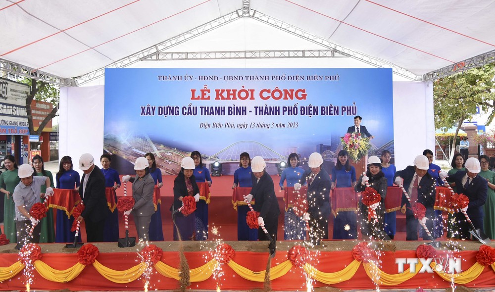 Các đại biểu thực hiện nghi thức khởi công xây dựng cầu Thanh Bình. Ảnh: Xuân Tư – TTXVN
