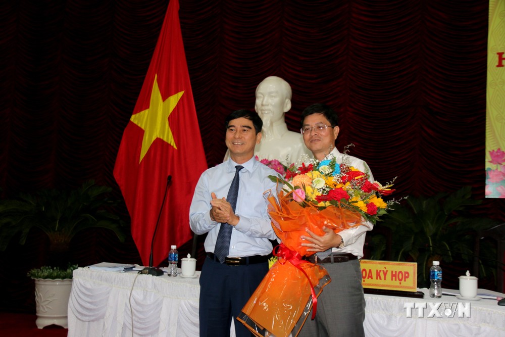 Tặng hoa chúc mừng ông Nguyễn Hồng Hải (bên phải) được bầu giữ chức Phó Chủ tịch UBND tỉnh Bình Thuận. Ảnh: Nguyễn Thanh - TTXVN
