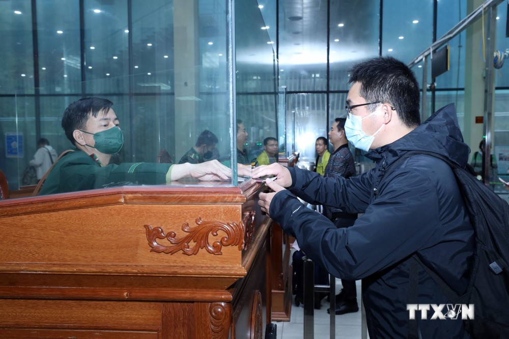 Đoàn khách du lịch Trung Quốc làm các thủ tục nhập cảnh vào Việt Nam qua Cửa khẩu quốc tế Hữu Nghị. Ảnh: Anh Tuấn – TTXVN
