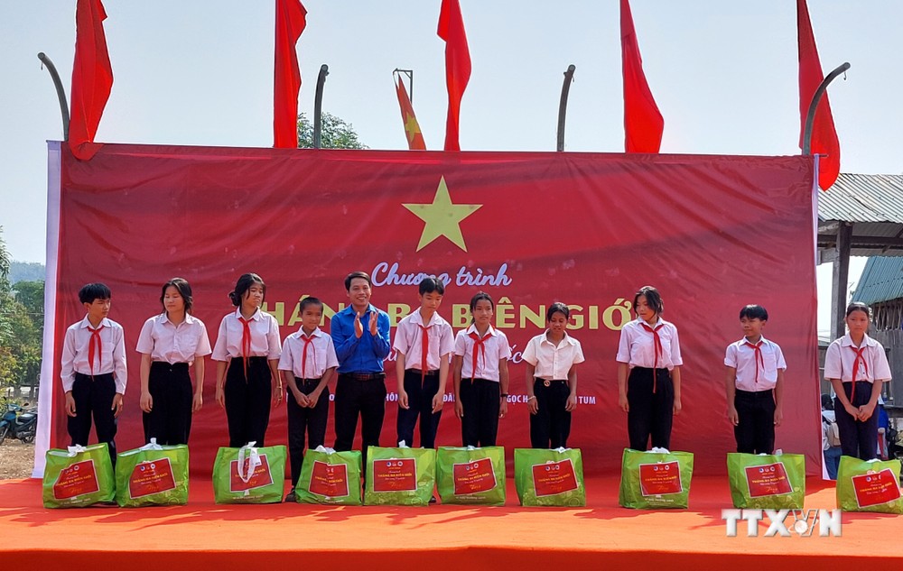 Tỉnh Đoàn Kon Tum trao tặng túi an sinh hỗ trợ cho các em học sinh có hoàn cảnh khó khăn tại xã biên giới Đăk Xú (huyện Ngọc Hồi, tỉnh Kon Tum). Ảnh: Khoa Chương - TTXVN
