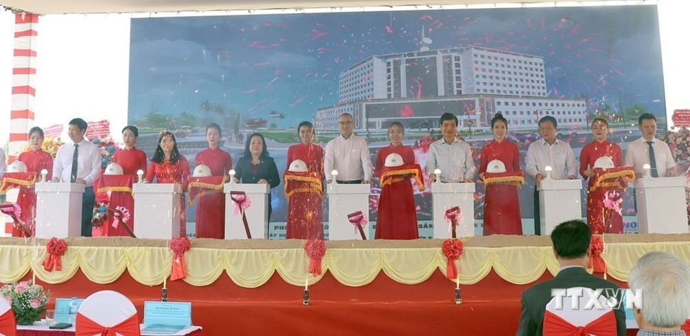 Lãnh đạo tỉnh Phú Yên thực hiện nghi thức khởi công xây dựng bệnh viện Sản Nhi Phú Yên. Ảnh: Xuân Triệu - TTXVN
