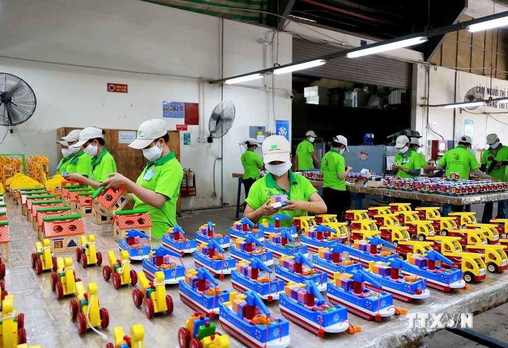 Công nhân làm đồ chơi trẻ em bằng gỗ tại Công ty Gỗ Đức Thành. Ảnh: Hồng Đạt - TTXVN
