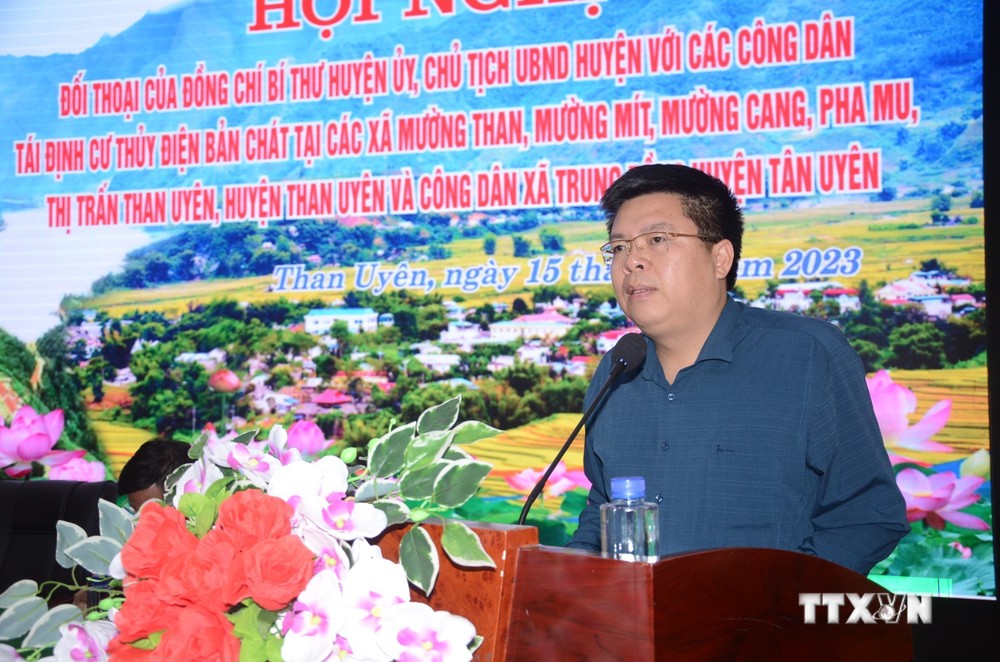 Bí thư Huyện ủy, Chủ tịch UBND huyện Than Uyên Lò Văn Hương phát biểu tại buổi đối thoại. Ảnh: Đinh Thùy - TTXVN
