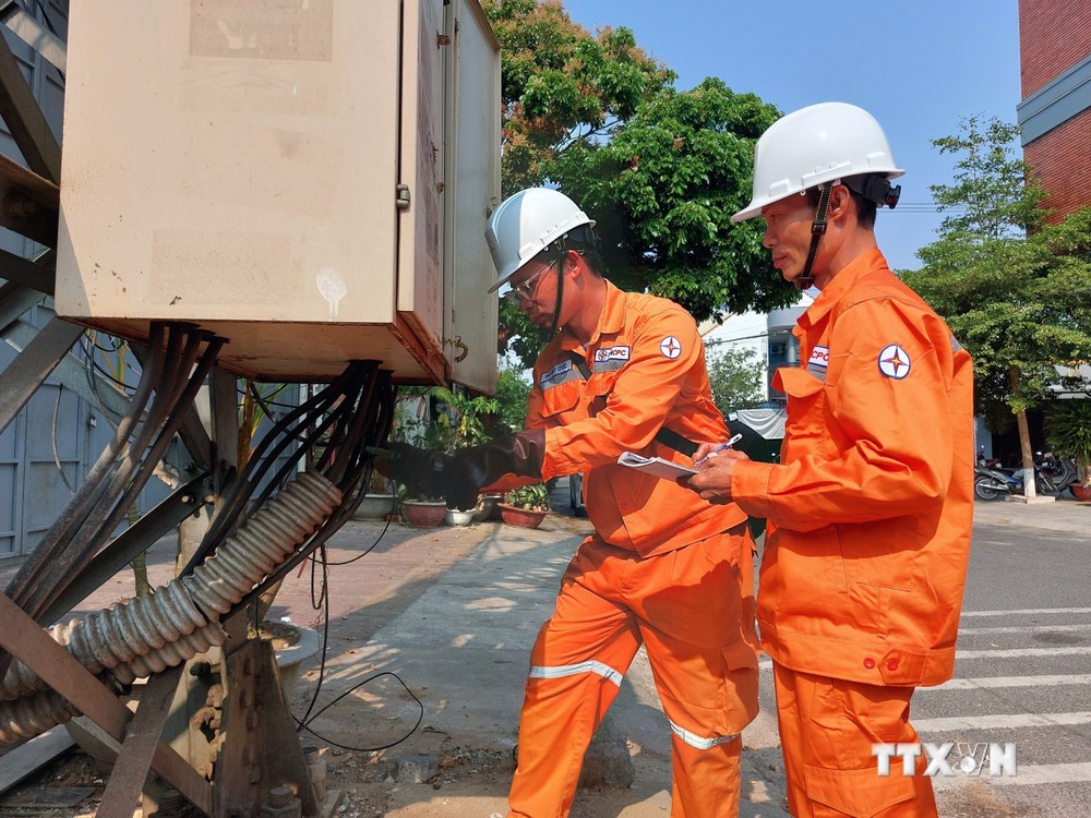 Điện lực  tiến hành kiểm tra các thiết bị trên lưới điện, trạm điện nhằm đảm bảo cấp điện phục vụ  trên địa bàn tỉnh Ảnh: Khoa Chương - TTXVN
