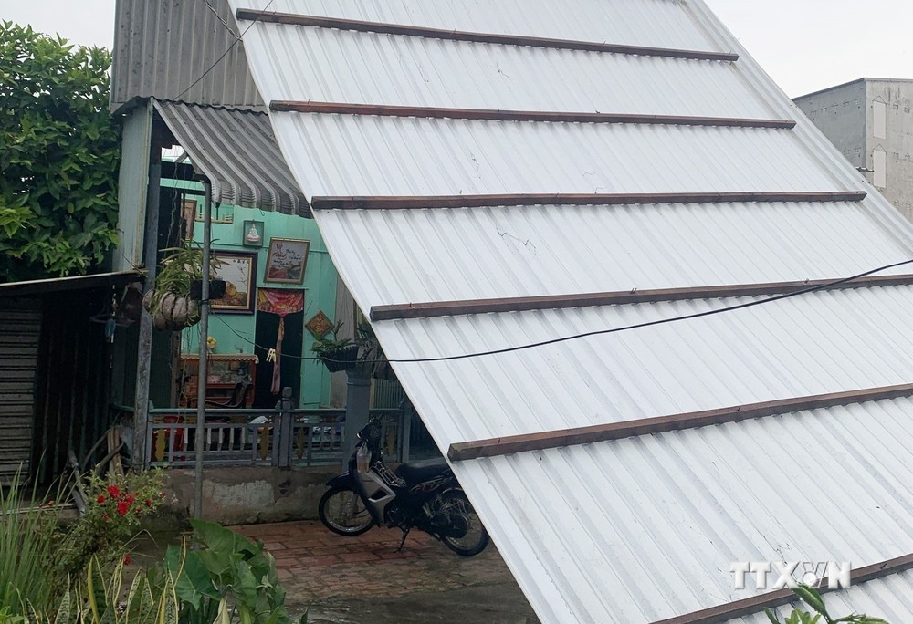 Một căn nhà ở xã Vĩnh Châu, thành phố Châu Đốc (An Giang) bị tốc mái hoàn toàn do giông lốc. Ảnh: Công Mạo - TTXVN
