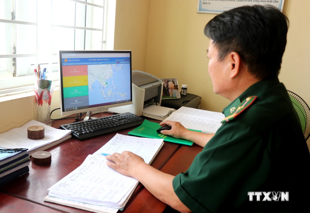 Cán bộ Trạm kiểm soát Biên phòng Tân Lợi thuộc Đồn Biên phòng cửa khẩu cảng Cửa Việt giám sát vị trí tàu cá trên biển thông qua Hệ thống giám sát tàu cá trên máy tính. Ảnh: Nguyên Lý-TTXVN
