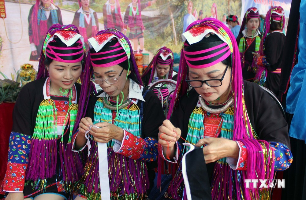 Phụ nữ dân tộc Dao trình diễn nghệ thuật thêu. Ảnh: TTXVN phát
