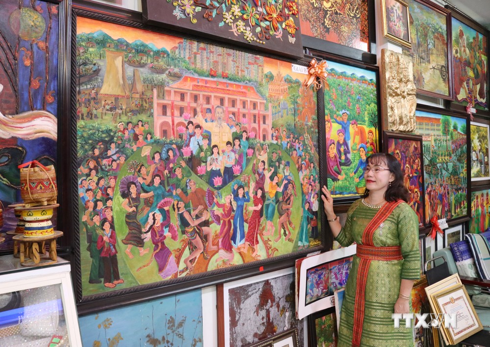 Chế Kim Trung - Nữ họa sĩ người Chăm với nhiều tác phẩm về Bác Hồ