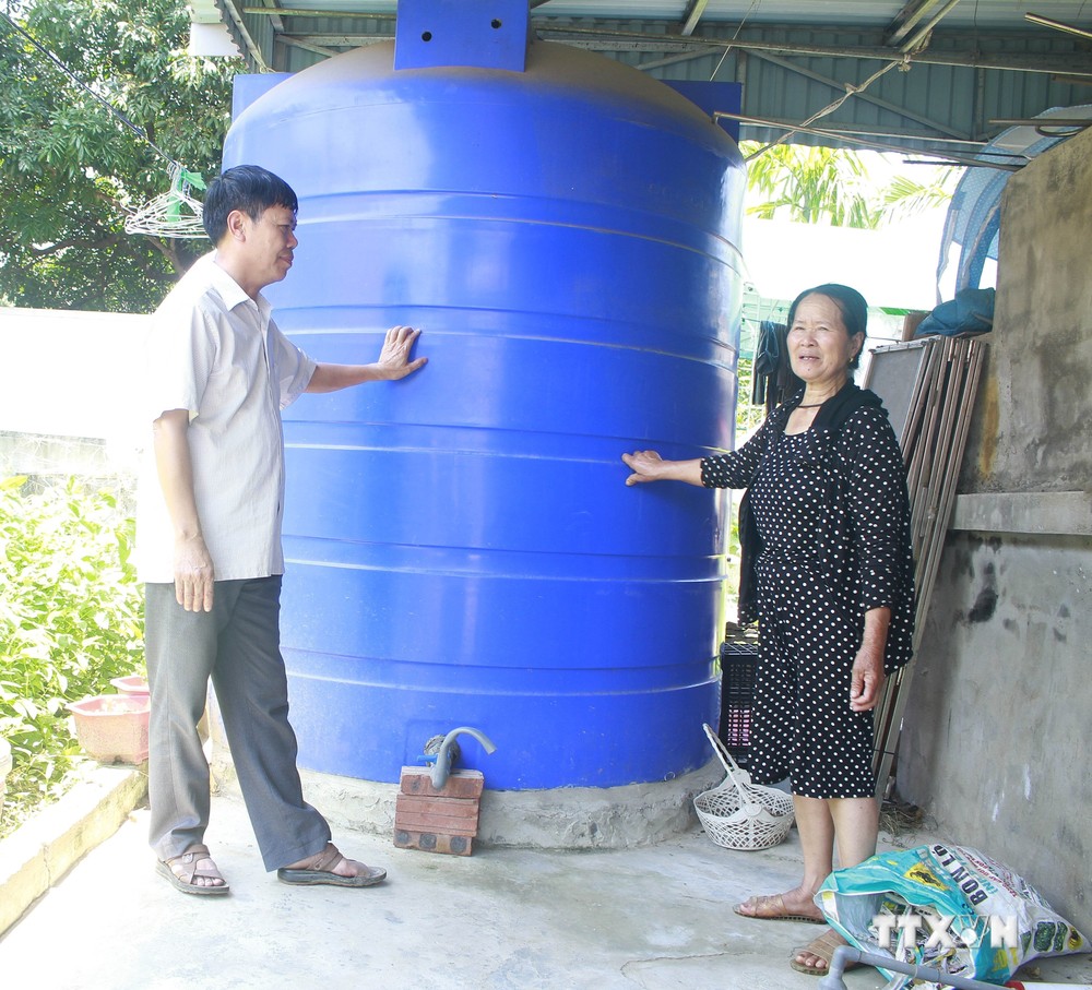 Hàng nghìn hộ dân ở xã Yên Mạc và Yên Mỹ, huyện Yên Mô, tỉnh Ninh Bình không có sạch sinh hoạt phải tận dụng nguồn nước từ giếng khoan, bể nước mưa để sử dụng. Ảnh: Thùy Dung - TTXVN