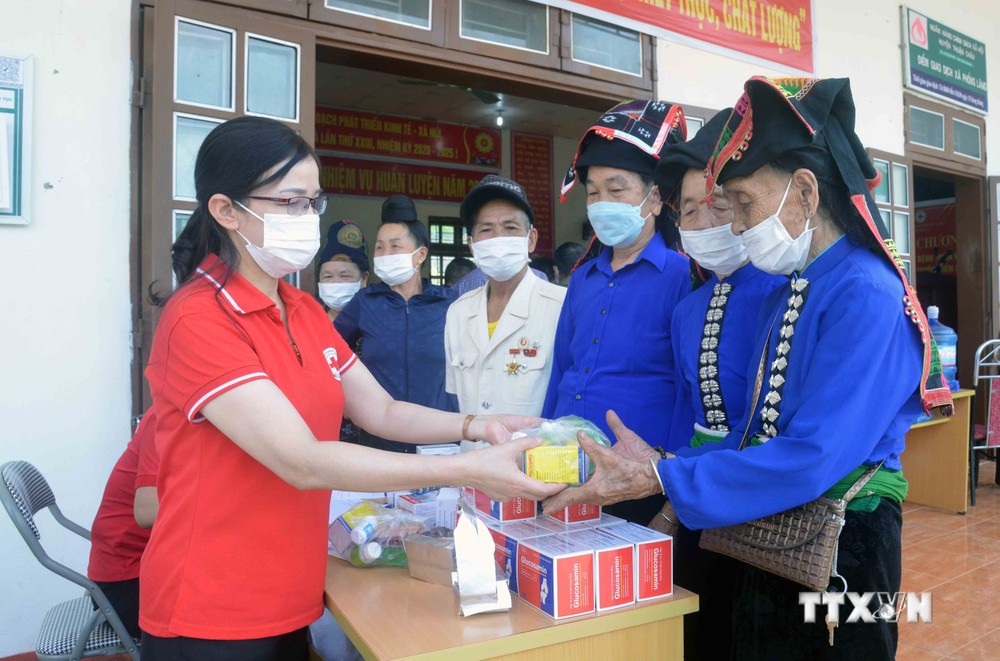 Cấp thuốc miễn phí cho người cao tuổi tại xã Phổng Lăng, huyện Thuận Châu. Ảnh: Quang Quyết-TTXVN