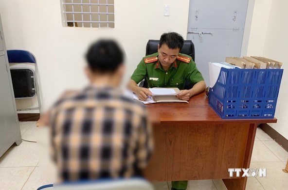 Cơ quan Công an huyện Ea H’leo, tỉnh Đắk Lắk làm việc với N.C.C. Ảnh: TTXVN phát
