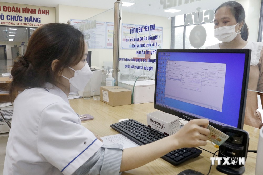 Nhân viên y tế dùng máy quét QR code trên CCCD gắn chíp để tra cứu thông tin người bệnh tại Trung tâm y tế huyện Tân Yên, Bắc Giang. Ảnh: Đồng Thúy-TTXVN