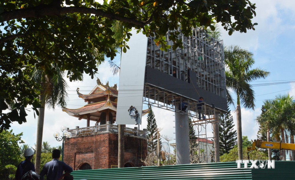 Công trình bảng quảng cáo “khủng” không phép nằm một phần trong khu vực bảo vệ 1 của di tích Tháp chuông Thành cổ Quảng Trị. Ảnh: Nguyên Lý - TTXVN