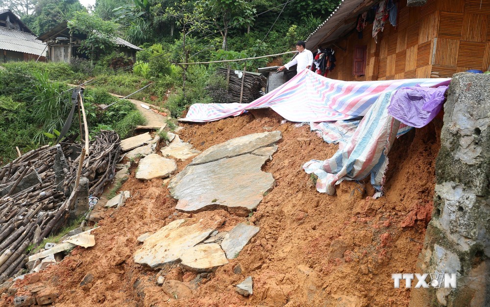 Một căn nhà tại thôn Tả Tòng Sành (xã Tòng Sành, huyện Bát Xát) bị sạt lở do ảnh hưởng của mưa lớn. Ảnh: Quốc Khánh - TTXVN