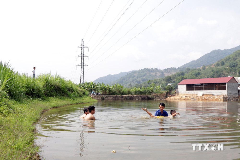 Đoàn thanh niên huyện Thuận Châu tổ chức dạy bơi và hướng dẫn kỹ năng phòng chống đuối nước cho học sinh. Ảnh: Hữu Quyết – TTXVN