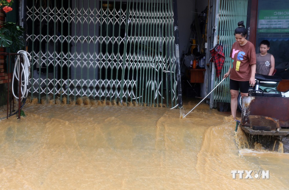 Mưa lớn làm ngập một số hộ gia đình tại xã Cốc San, thành phố Lào Cai. Ảnh: Quốc Khánh - TTXVN