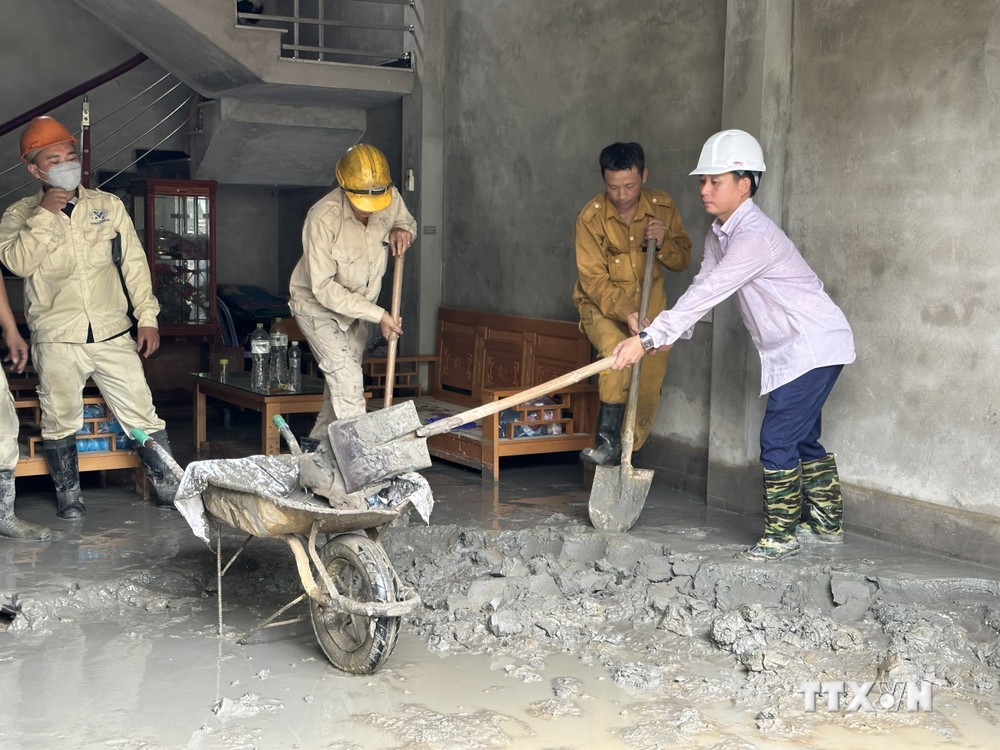 Lực lượng chức năng tích cực khắc phục hậu quả vụ vỡ cống tràn xả thải Nhà máy luyện đồng Tả Phời. Ảnh: Quốc Khánh - TTXVN