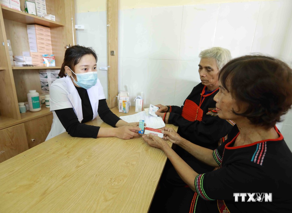 Cấp phát thuốc theo bảo hiểm y tế cho người dân tại trạm y tế xã Ea Knuếc (huyện Krông Pắk). Ảnh: Vũ Sinh – TTXVN
