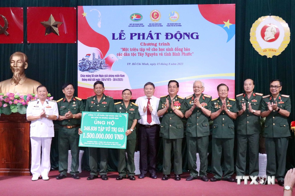 Đại diện Công ty cổ phần Tập đoàn Vận tải Sài Gòn và những người bạn trao bảng tượng trưng ủng hộ 348.838 cuốn vở, trị giá 1,5 tỷ đồng, cho chương trình. Ảnh: Xuân Khu-TTXVN