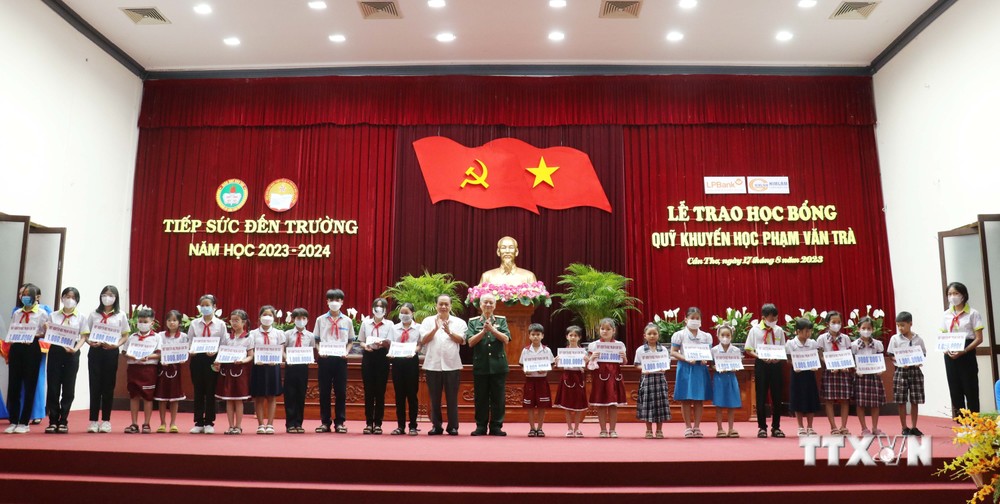 Trao học bổng khuyến học Phạm Văn Trà cho học sinh Cần Thơ