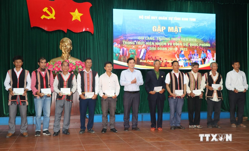 Đại diện tỉnh Kon Tum biểu dương và tặng quà cho các già làng, trưởng thôn tiểu biểu trong thực hiện nhiệm vụ quân sự, quốc phòng năm 2023 trên địa bàn. Ảnh: Khoa Chương - TTXVN