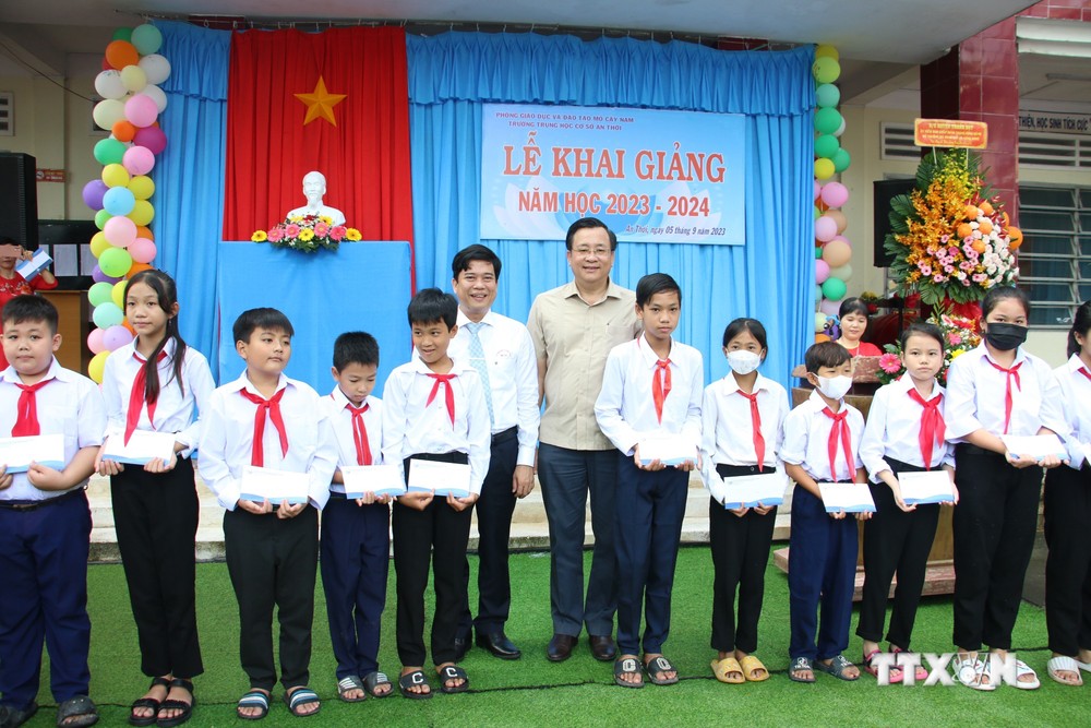 Quỹ phát triển Đại học Quốc gia thành phố Hồ Chí Minh trao quà cho các học sinh vượt khó trường Trung học cơ sở An Thới, huyện Mỏ Cày Nam, tỉnh Bến Tre. Ảnh: Chương Đài - TTXVN