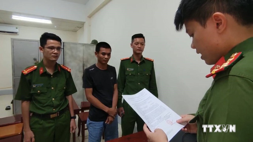 Cơ quan Công an đọc Quyết định khởi tố bị can đối với Nguyễn Văn Quân. Ảnh: TTXVN phát