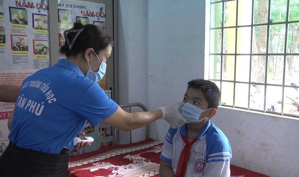 Bênh đau mắt đỏ đang lây lan rất mạnh trong các trường học ở thành phố Đồng Xoài (Bình Phước). Ảnh: TTXVN phát