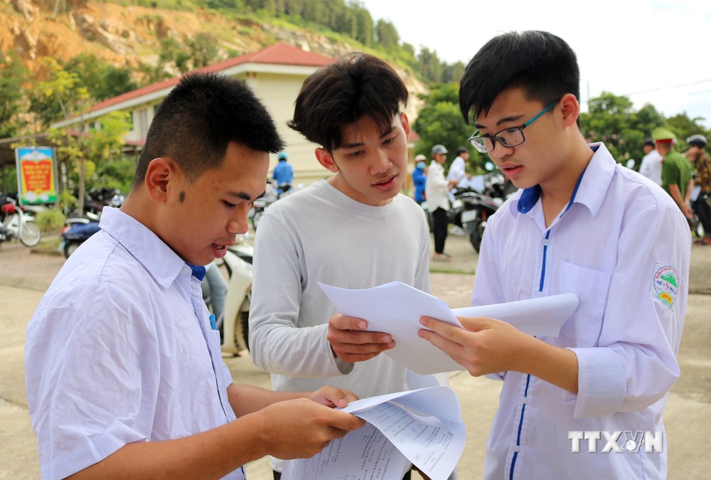 Thí sinh trao đổi sau buổi thi môn Toán tại điểm thi trường THPT số 1 huyện Simacai, tỉnh Lào Cai. Ảnh: Quốc Khánh - TTXVN