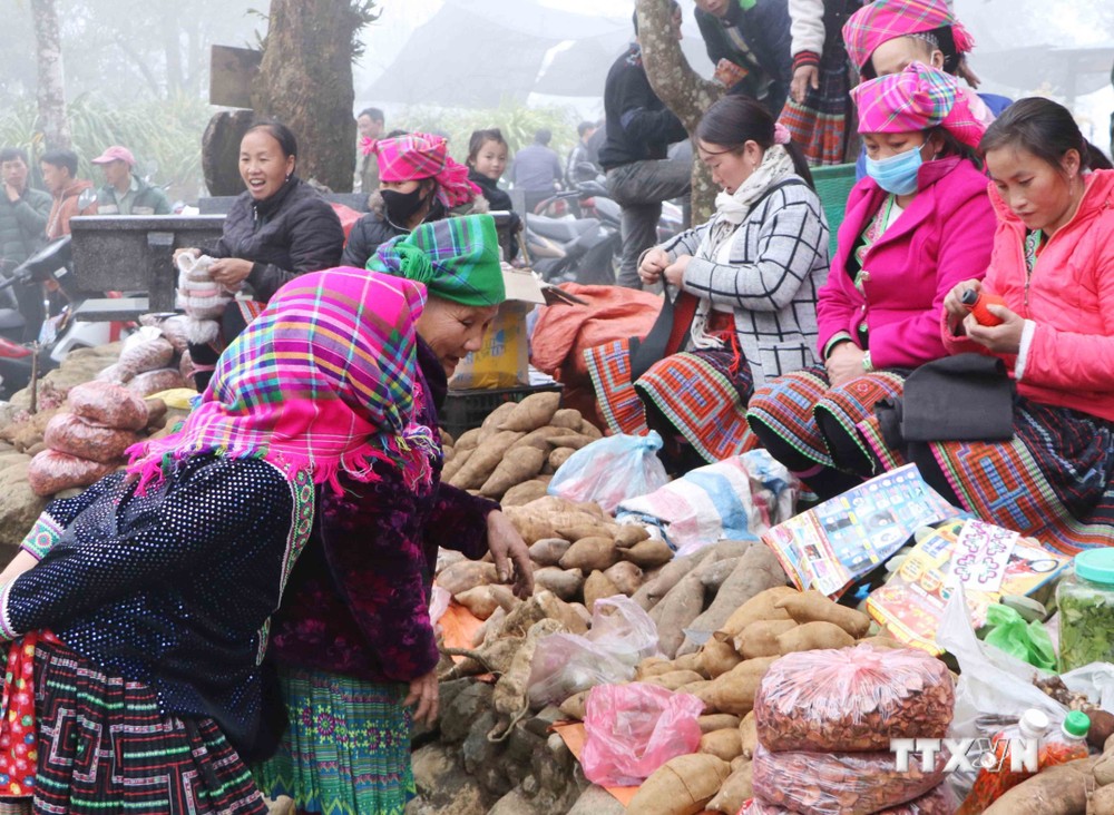 Chợ phiên Sin Suối Hồ bày bán sản phẩm nông nghiệp của đồng bào dân tộc Mông. Ảnh: Nguyễn Oanh-TTXVN
