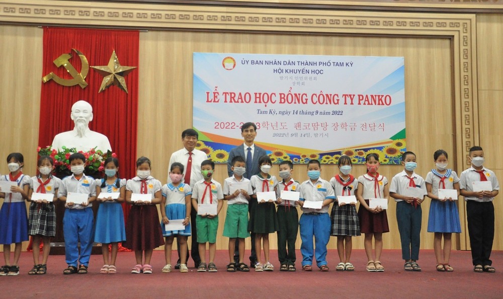 Lần thứ 7 Công ty Panko Tam Thăng trao học bổng cho học sinh, sinh viên Tam Kỳ. Ảnh: baoquangnam.vn
