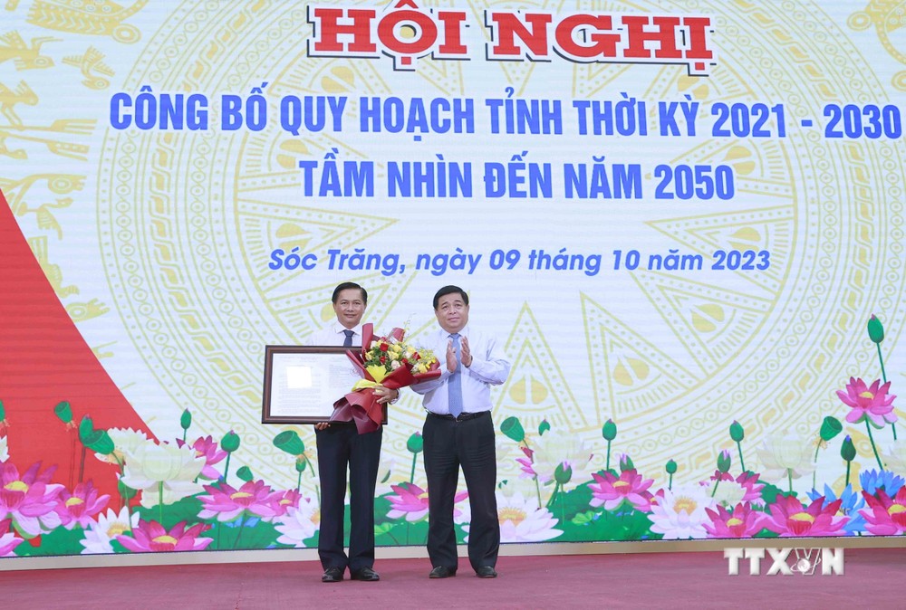 Bộ trưởng Bộ Kế hoạch và Đầu tư Nguyễn Chí Dũng trao Quyết định Quy hoạch tỉnh Sóc Trăng thời kỳ 2021 - 2030, tầm nhìn đến năm 2050. Ảnh: Doãn Tấn - TTXVN
