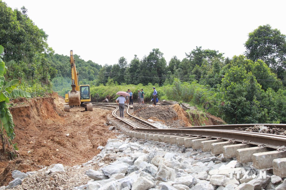 Công ty Cổ phần Đường sắt Yên Lào đang huy động nhân lực tiếp tục thực hiện các hạng mục gia cố nền đường. Ảnh: Tuấn Anh - TTXVN
