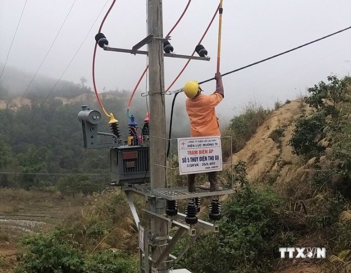 Điện lực Mường Tè, thuộc Công ty Điện lực Lai Châu đóng điện Trạm biến áp 31,5 kVA và cấp điện cho 51/58 hộ dân thuộc bản Nhóm Bố, xã Tá Bạ, huyện Mường Tè. Ảnh: TTXVN phát