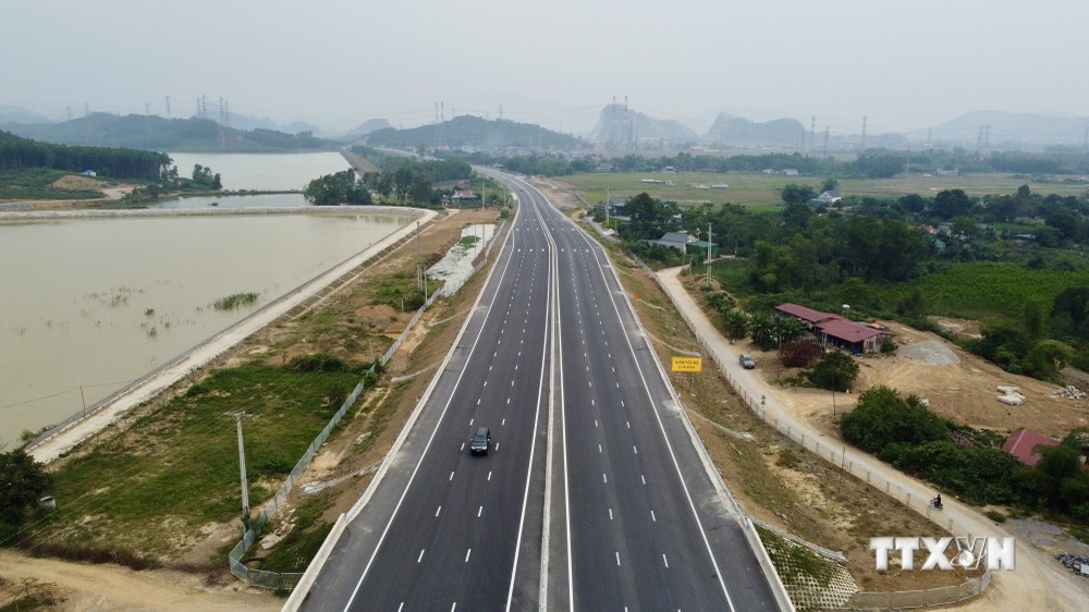 Tuyến cao tốc Nghi Sơn - Diễn Châu qua địa bàn thị xã Nghi Sơn (Thanh Hóa). Ảnh: Huy Hùng – TTXVN