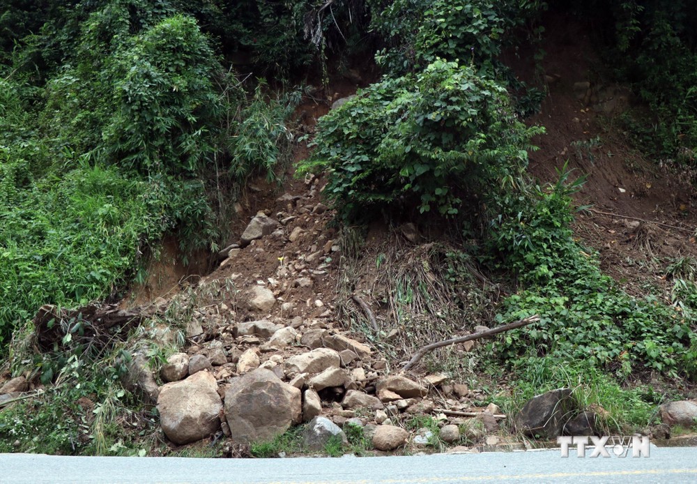 Tại nhiều đoạn của Đèo Ngoạn Mục thuộc xã Lâm Sơn, huyện Ninh Sơn nguy cơ sạt lở tiếp tục xảy ra do khả năng mưa tiếp diễn. Ảnh: TTXVN phát
