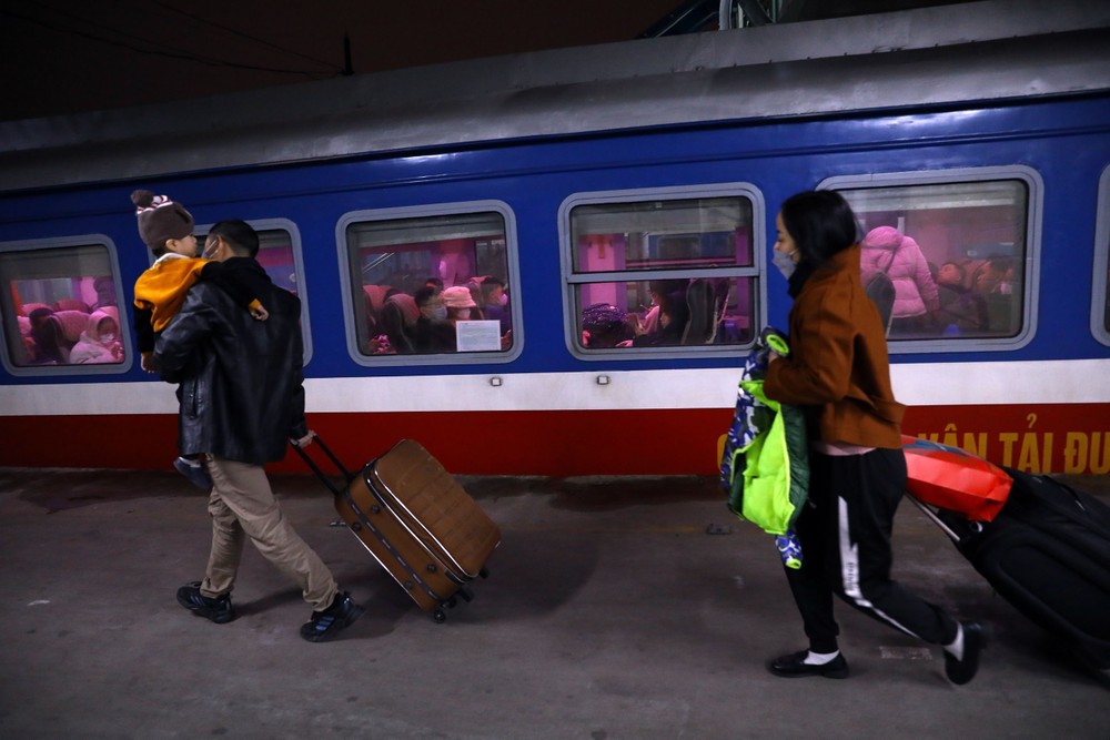 Hành khách mua vé tại ga Sài Gòn sáng 12/10/2023. Ảnh: Tiến Lực – TTXVN