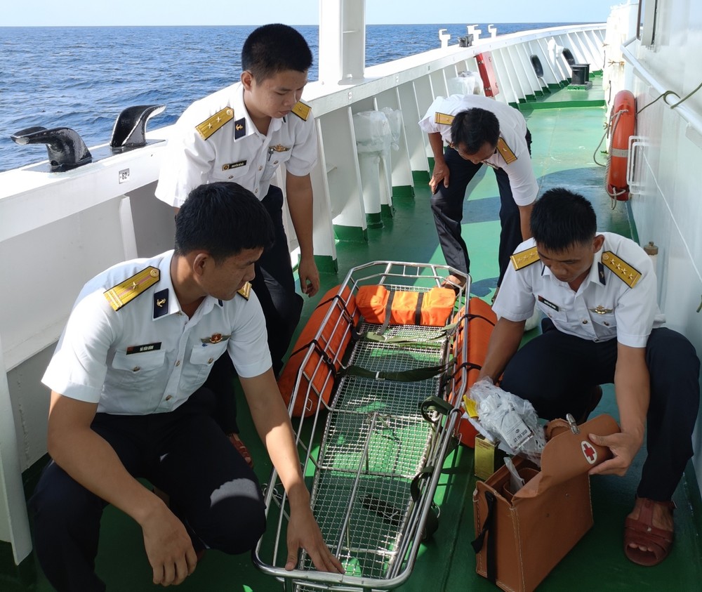 Lực lượng hải quân tham gia cứu nạn, cứu hộ sẵn sàng các cơ sở vật chất, y tế để tìm kiếm ngư dân mất tích trong vụ hai tàu cá bị chìm trên biển. Ảnh: TTXVN phát