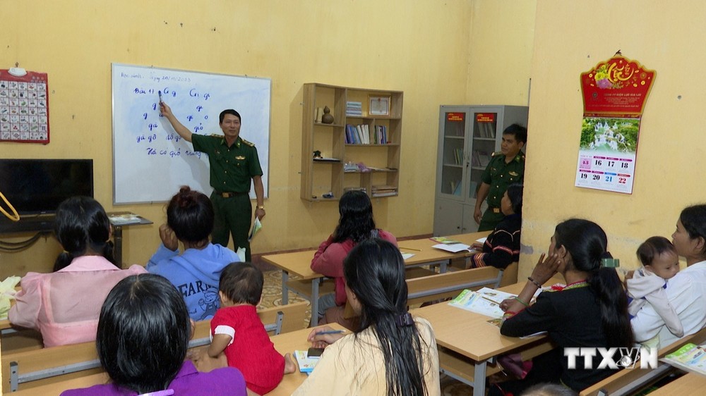Lớp học xóa mù do Đồn Biên phòng Ia Lốp mở dạy chữ cho bà con thiểu số Jrai ở Cụm dân cư Suối Khôn (Gia Lai). Ảnh: TTXVN phát