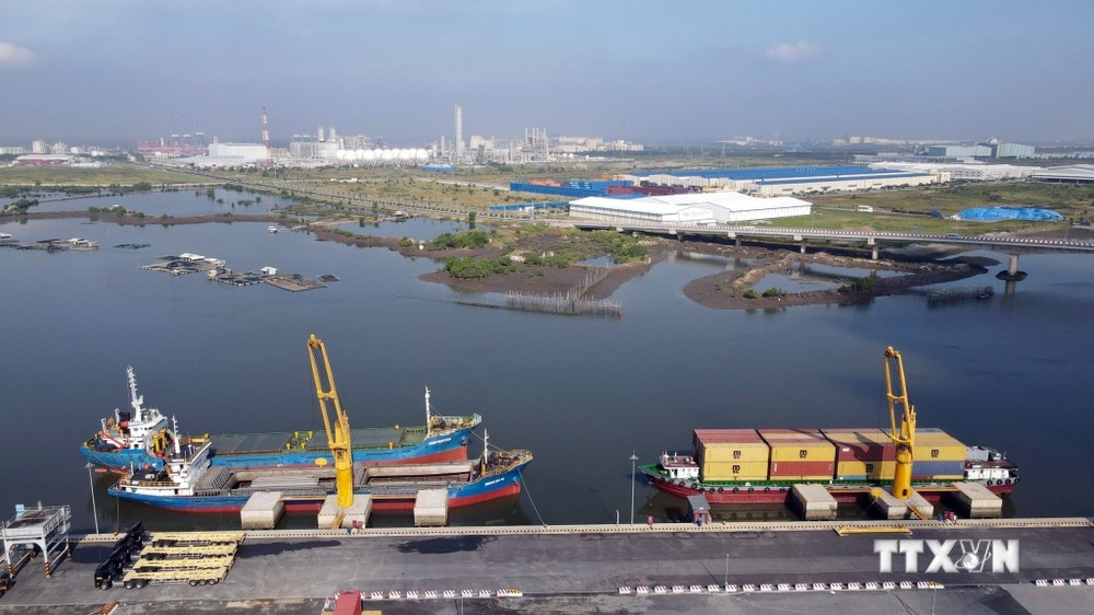 Cảng cạn Phú Mỹ trên sông Mỏ Nhát. Ảnh: Đoàn Mạnh Dương - TTXVN
