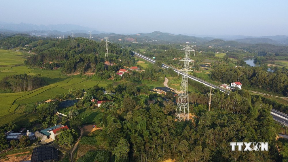 Các dự án đường dây 500 kV mạch 3 từ Quảng Trạch (Quảng Bình) đến Phố Nối (Hưng Yên) có ý nghĩa quan trọng nhằm đảm bảo điện cho miền Bắc trong những năm tới. Ảnh: Huy Hùng - TTXVN
