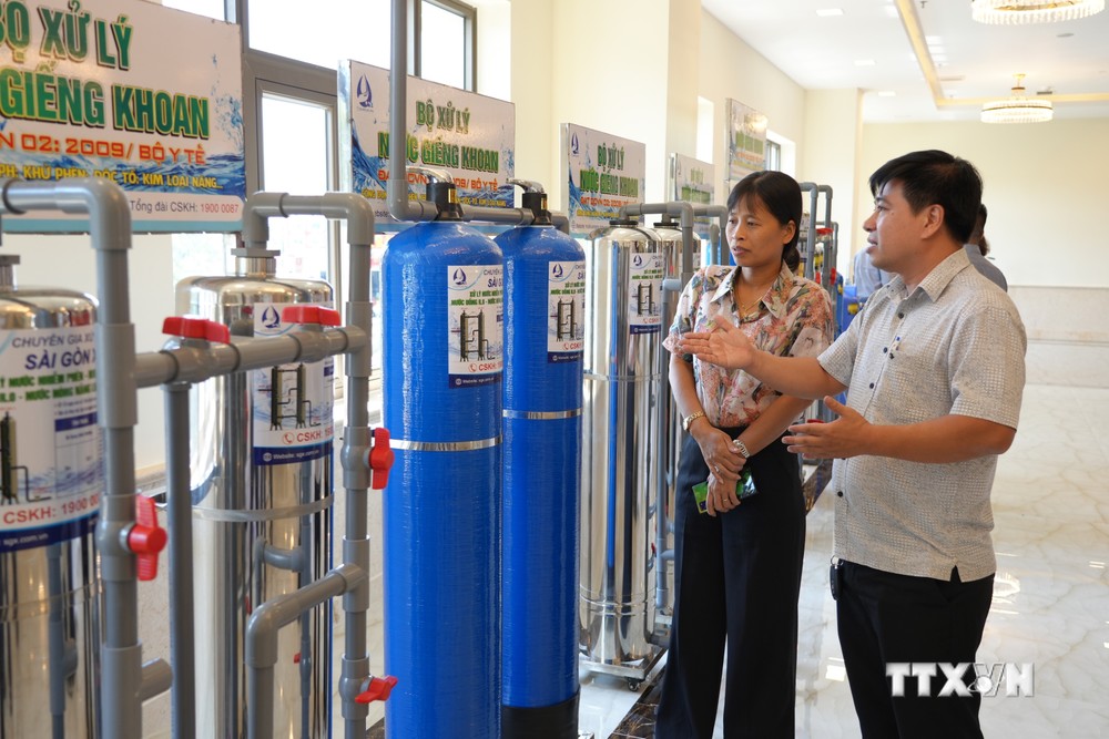 Giới thiệu hệ thống xử lý nước giếng khoan, giếng khơi nhiễm phèn, sắt... Ảnh: Minh Phú - TTXVN
