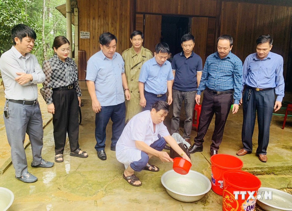 Trung tâm Kiểm soát Bệnh tật Hà Tĩnh kiểm tra và xử lý nước sạch cho hộ dân ở huyện Hương Khê. Ảnh: Công Tường-TTXVN