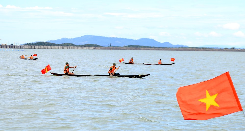 Các đội thi đua thuyền độc mộc trên sông Pô Cô, xã Ia O (Ia Grai, Gia Lai). Ảnh: Quang Thái – TTXVN
