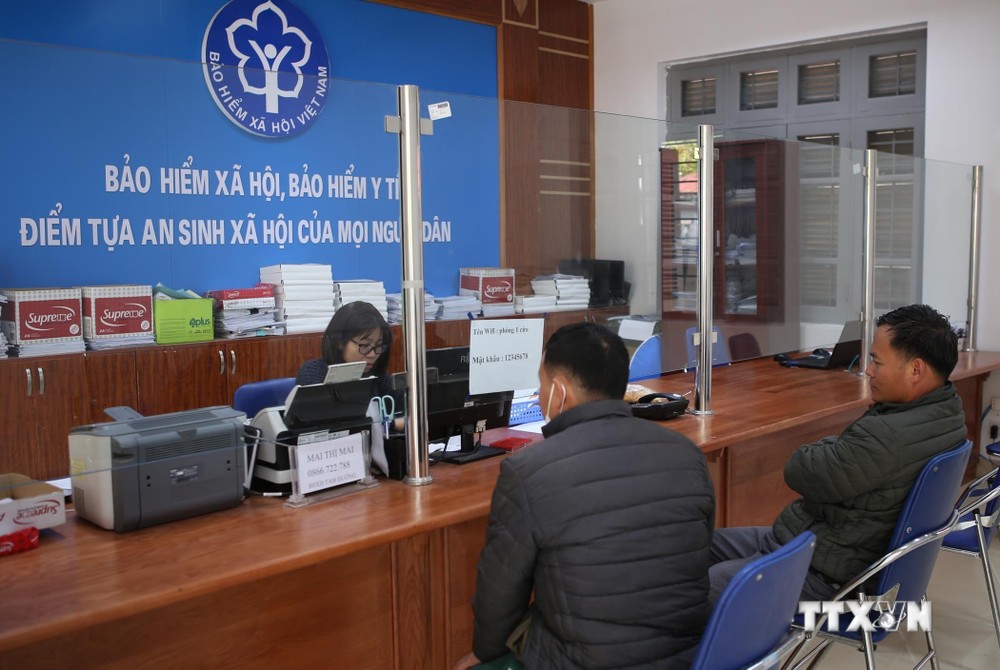 Người dân đến trụ sở của Bảo hiểm xã hội Việt Nam tại huyện Tam Đường (Lai Châu) tham gia BHYT. Ảnh: Quý Trung – TTXVN

