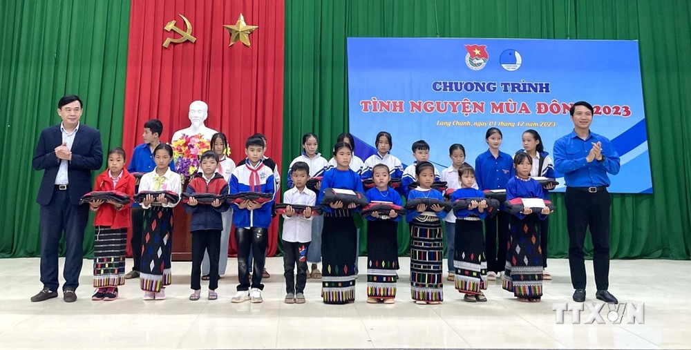 Lãnh đạo Trung ương Đoàn trao quà cho học sinh nghèo. Ảnh: Nguyễn Nam - TTXVN
